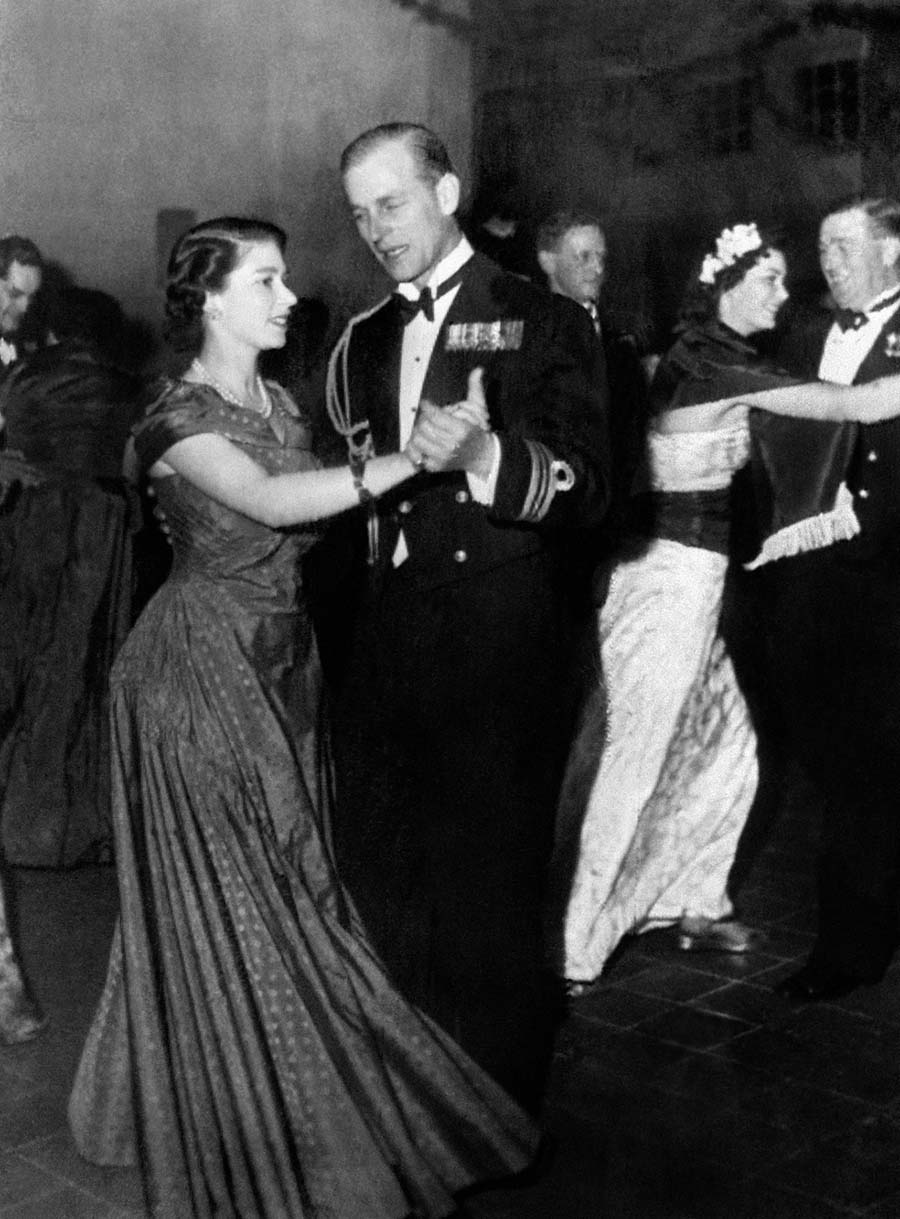 Princesa Elizabeth e o Príncipe Philip são fotografados durante baile organizado pela Marinha Real, em de dezembro de 1950 (Foto: AFP)