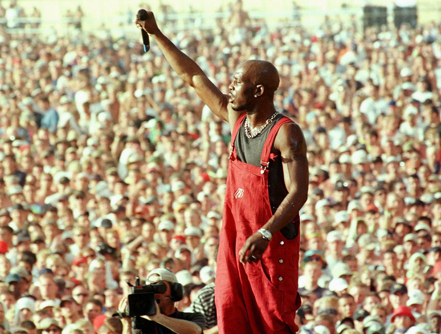 Earl Simmons, mais conhecido DMX, se apresenta no palco principal do festival de música e artes de Woodstock, em 23 de julho de 1999 — Foto: Joe Traver/Reuters/Arquivo